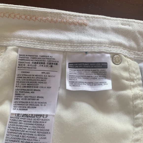 White Levi’s size 10 denim shorts 5-pocket 99% cotton 1% elastane - Picture 6 of 11